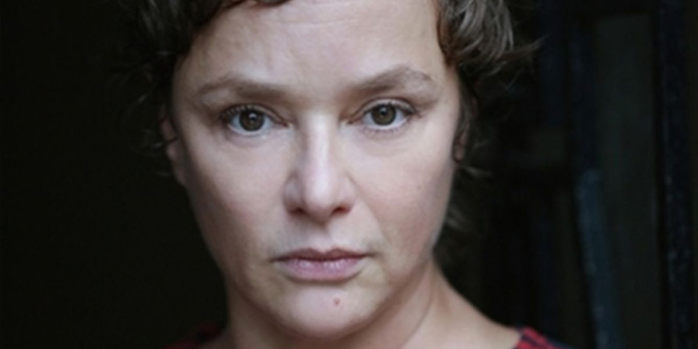 Delphine Baril : Parcours complet de l’humoriste girly de Scènes de ménages à son one-woman-show Deschnékée